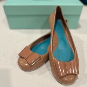 Oka.B Nude rubber flats w/attached rubber bow. Size 6